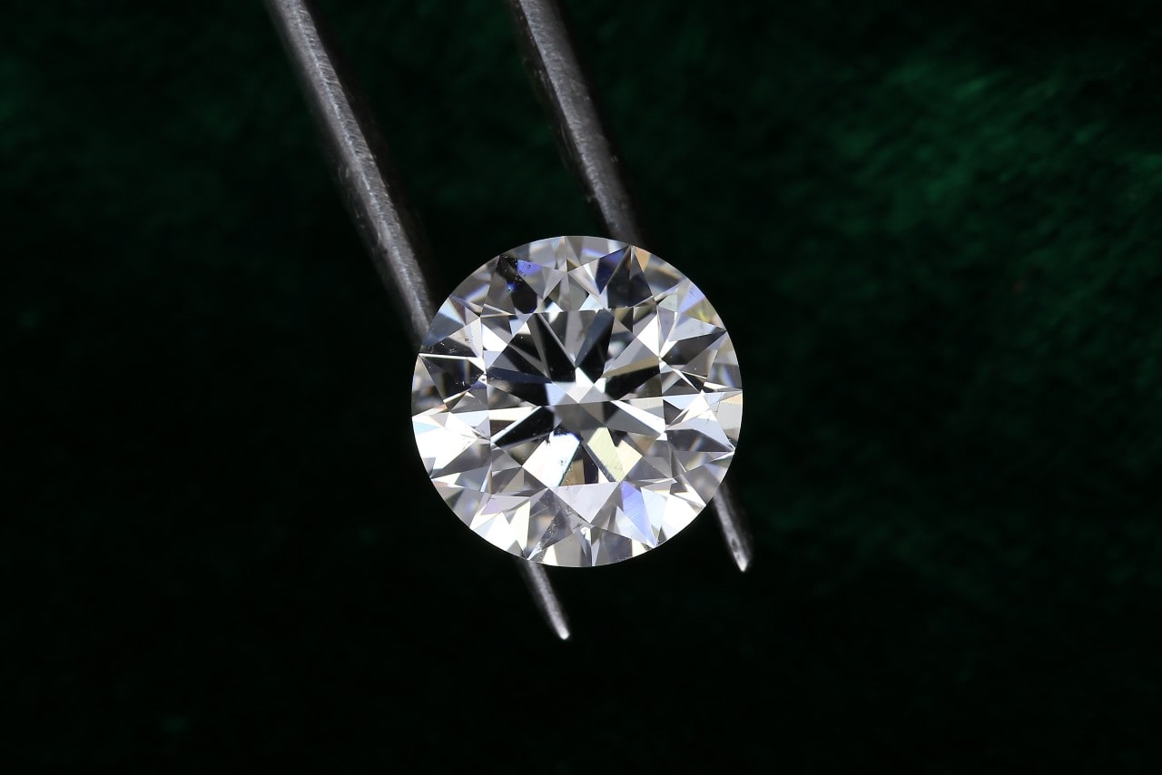 HOW ARE LAB-GROWN DIAMONDS CERTIFIED AND GRADED?