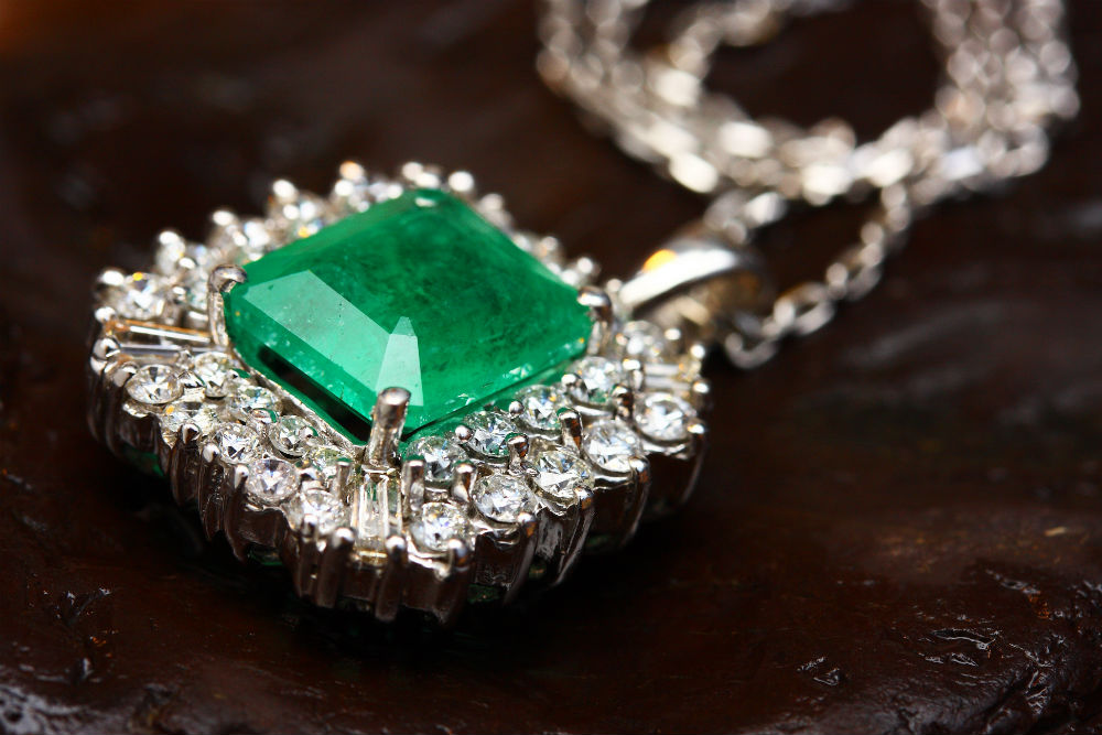 Living Lavishly: 6 Luxurious Jewelry Pieces to Glam Up any Holiday Outfit