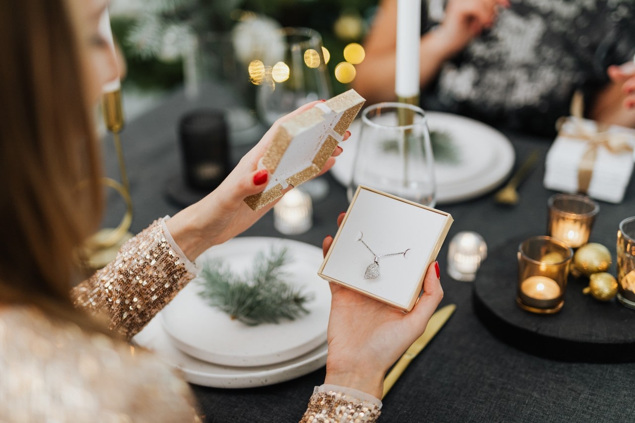 Surprise Your Loved One With These Creative Ideas to Present Jewelry Gifts